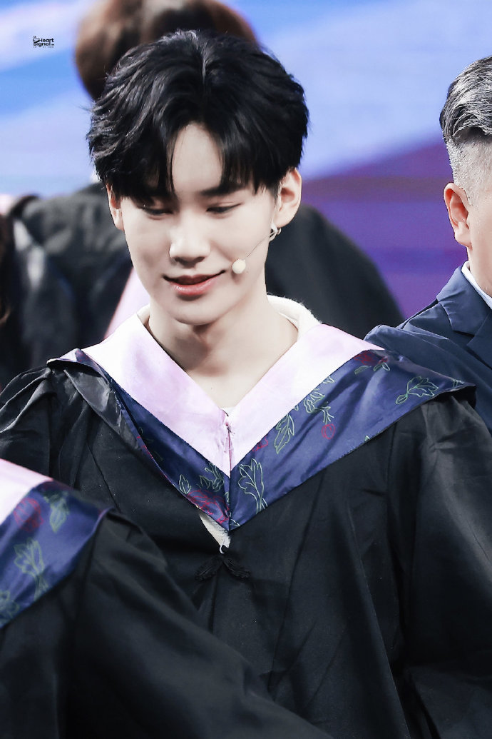 张真源央视五四晚会学士服造型