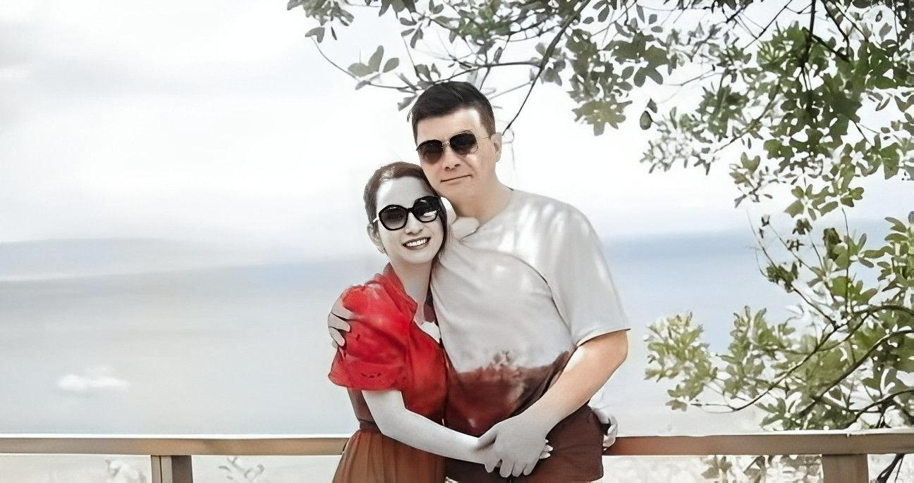 大 44岁的秦海璐穿着玫红的长袍,看起来和大学生一样年轻.