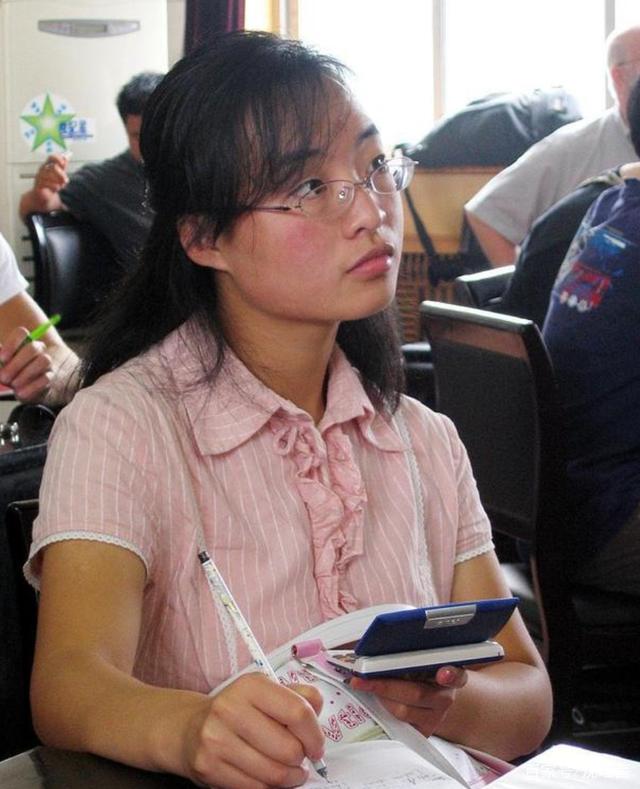 魏敏芝不愧是最低调的谋女郎,穿衣朴素还不爱化妆,活得挺真实的