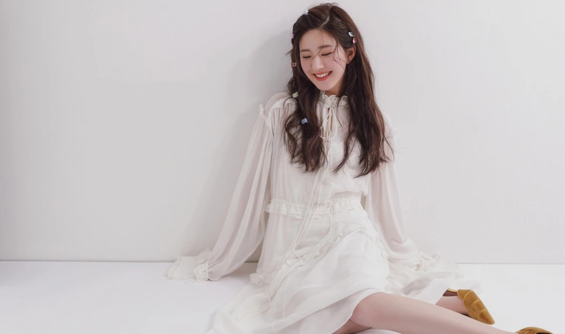 21岁的赵露思也太可爱了t恤短裙配双马尾玩蹦床美得像精灵