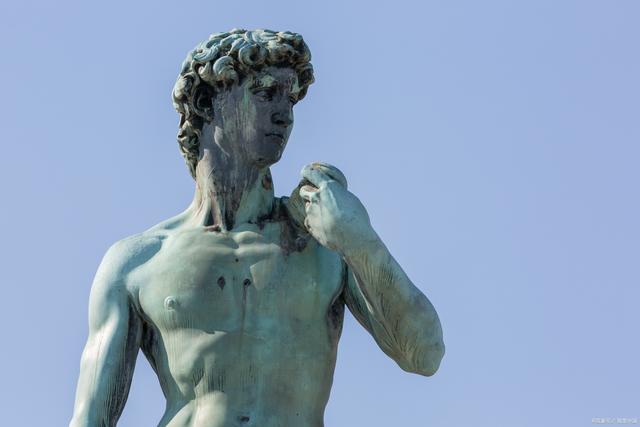 米开朗基罗的《大卫》《大卫》是意大利文艺复兴大师米开朗基罗的代表