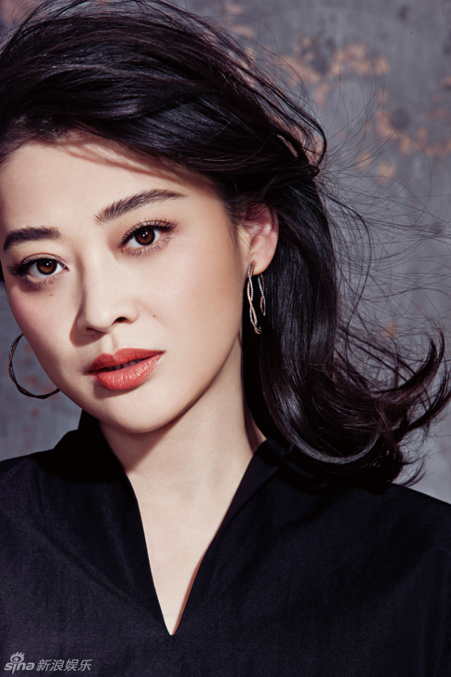 梅婷拍杂志大片 体态丰腴女人味十足