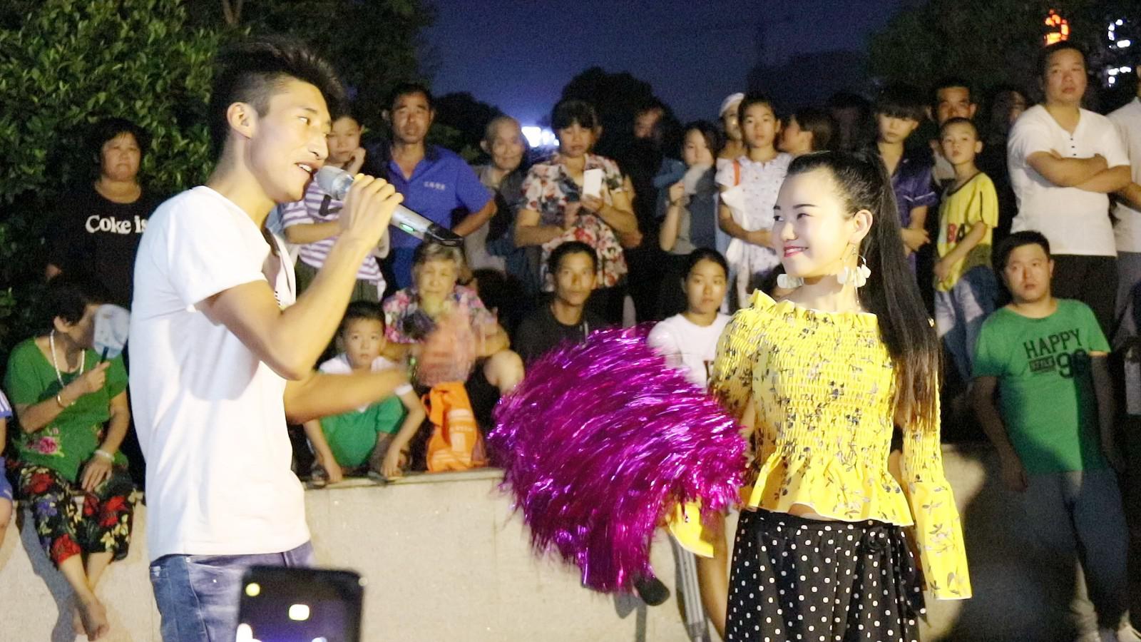 残疾彝族小伙户外演唱《东山美人》深情动听,醉人心扉