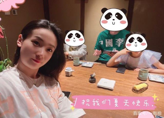 "最帅教练"杨鸣老婆狂秀恩爱,夫妻俩合体带娃,杨鸣很顾家