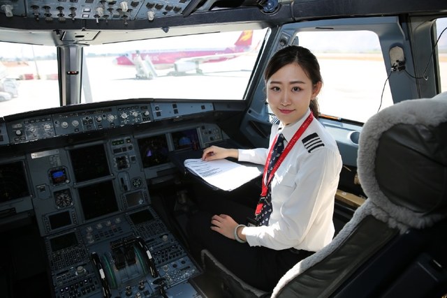 她们是"会飞"的颜值担当 三八节这天我们走近巾帼航队