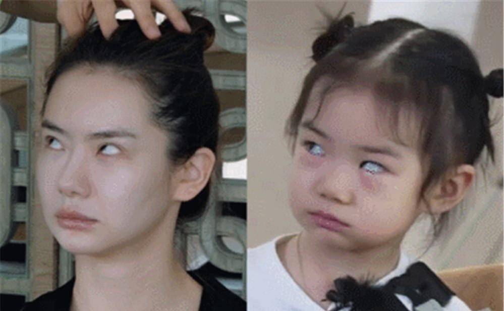 他们从表情,动作几乎是一模一样,尤其是这母女俩翻白眼的角度都是一模