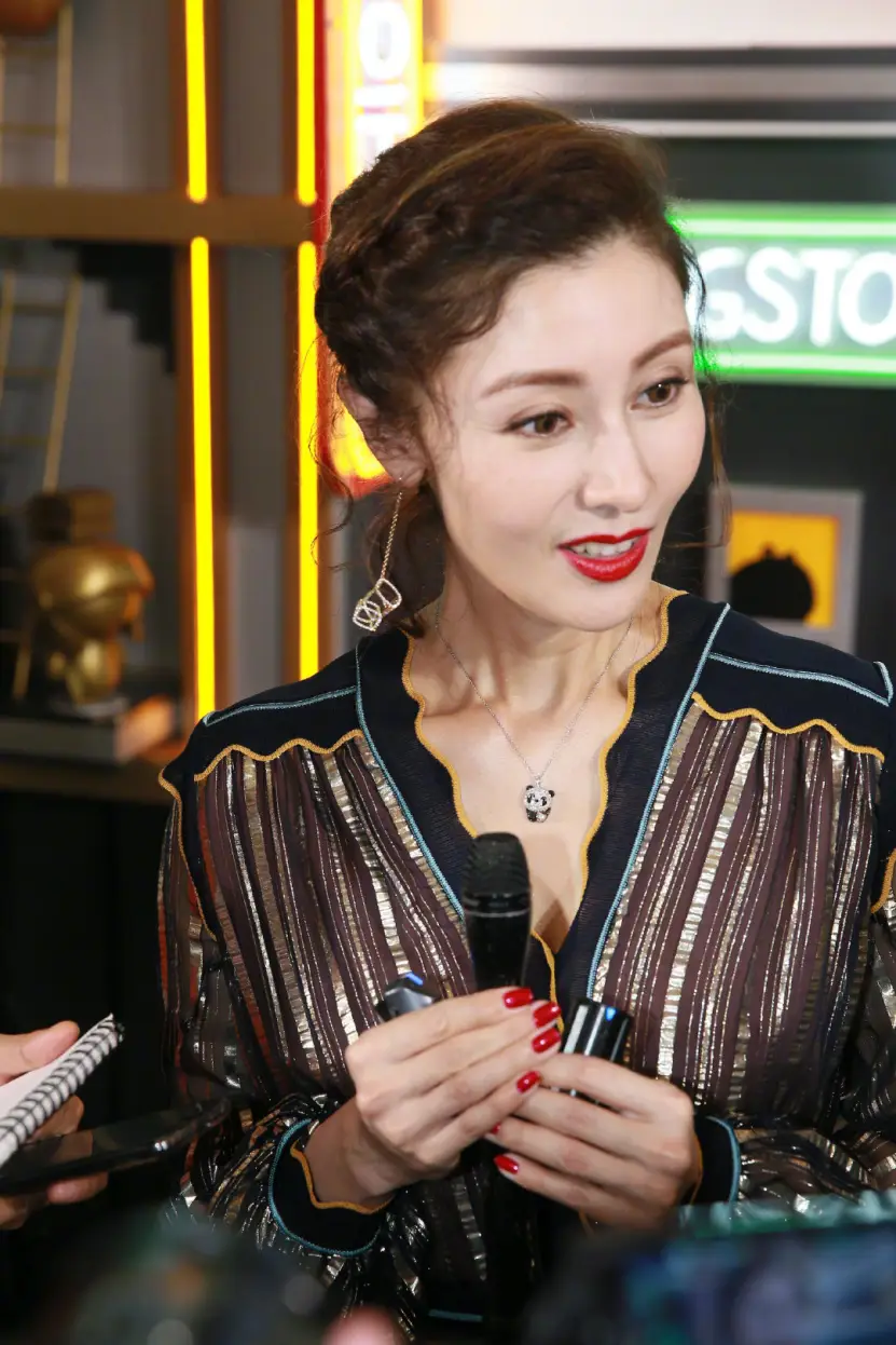 李嘉欣穿长款连衣裙出席活动,造型优雅贵气,53岁皮肤状态真好