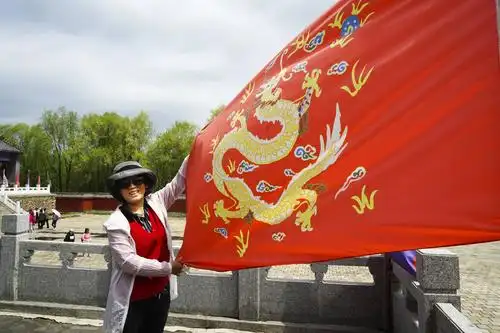 八旗最初源于满洲(女真)人的狩猎组织,是清代旗人的社会生活军事组织