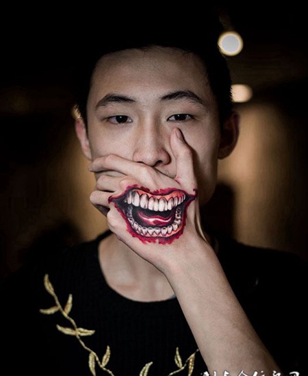 超酷的手腕小丑嘴巴纹身图案