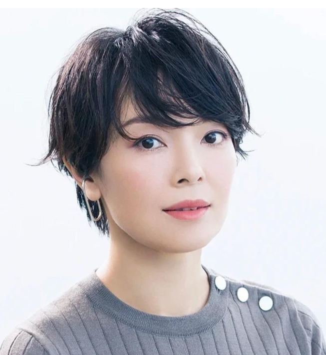 建议4,50岁的女人头发剪短点,减龄短发,显得人洋气还干练!