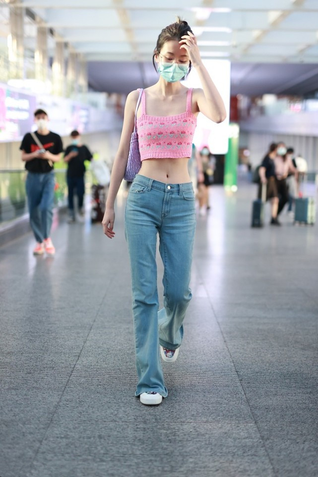 乔欣穿粉色吊带衫搭蓝色牛仔裤也太美了吧