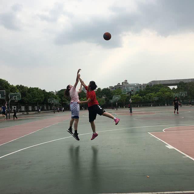 篮球是男生一辈子的情节,打篮球的男生太帅了