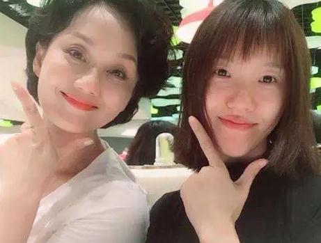 52岁仍时尚犹存如今的李颖,堪称是妥妥的人生赢家了.