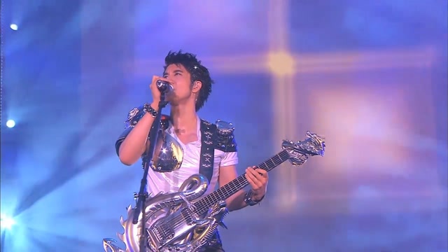 王力宏《爱错》现场,手里的吉他好霸气