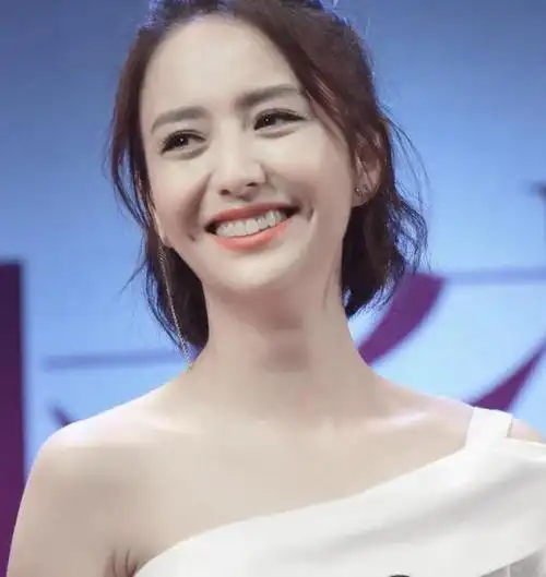 标志性的虎牙也一直是个亮眼的存在,梨涡 虎牙的组合让佟丽娅极具辨识