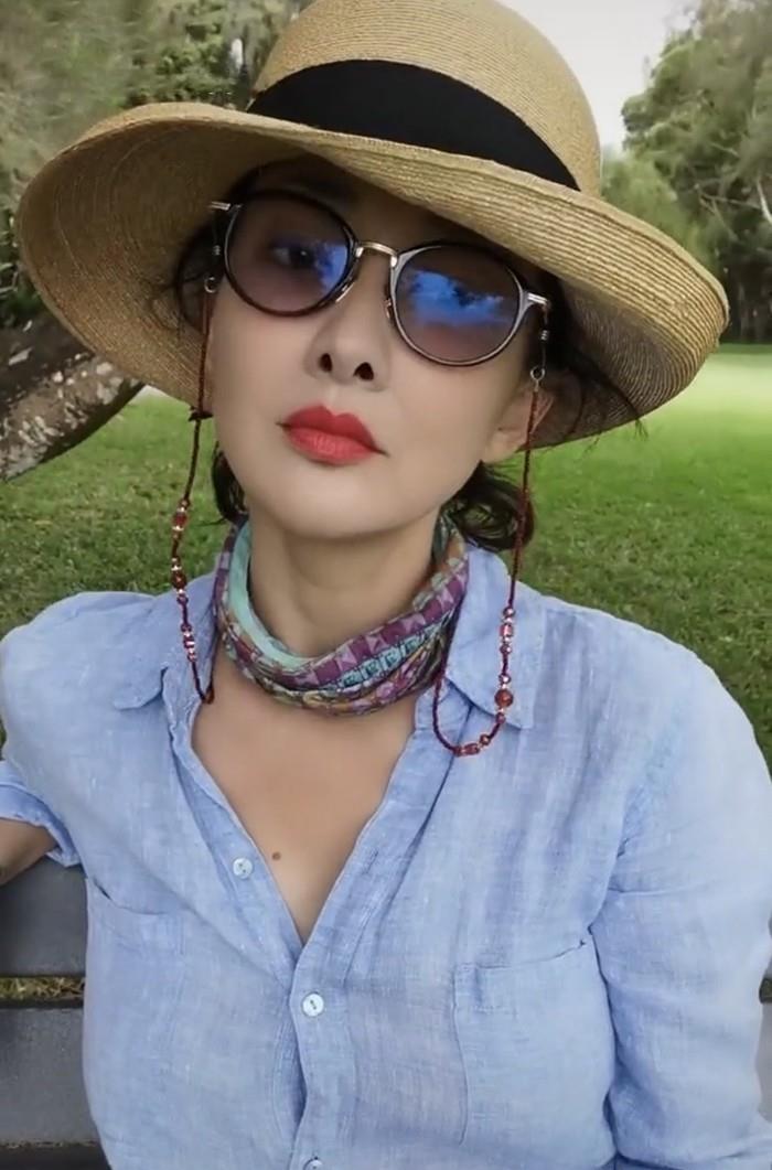 原创47岁牛莉真胆大穿衬衫故意少系两颗纽扣雪白事业线太撩人