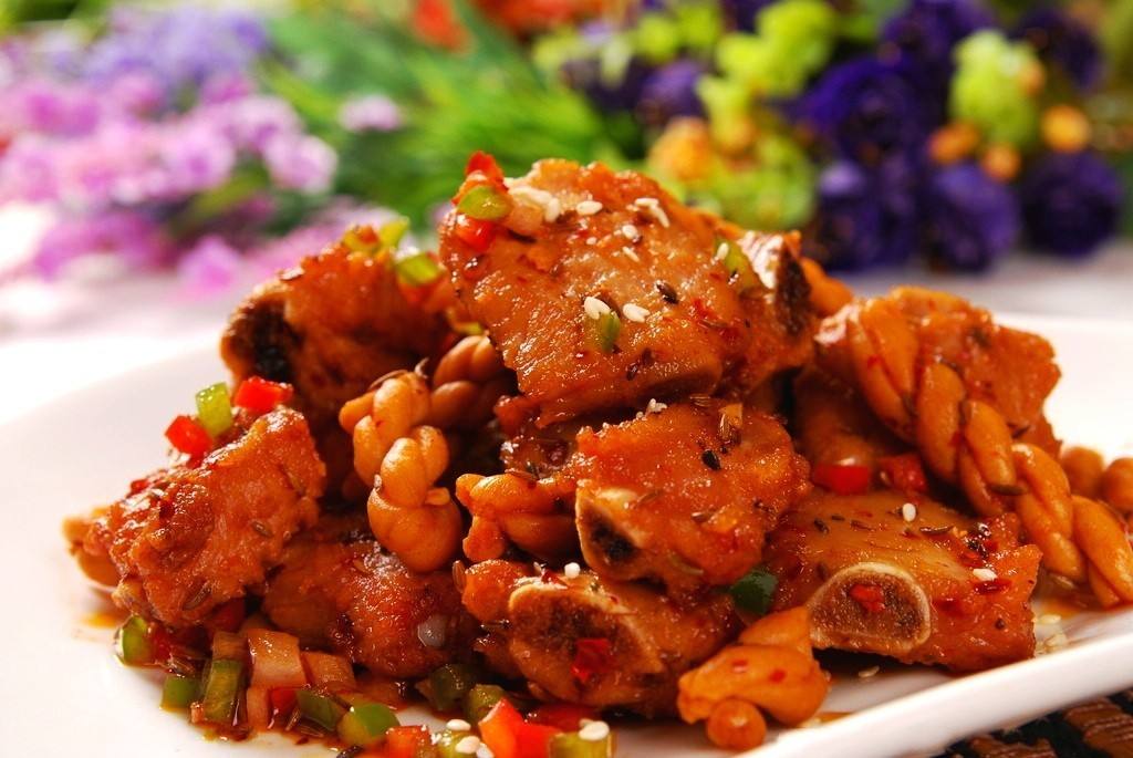 鲜嫩入味的香辣排骨,排骨肉质爽口又劲道,做法简单