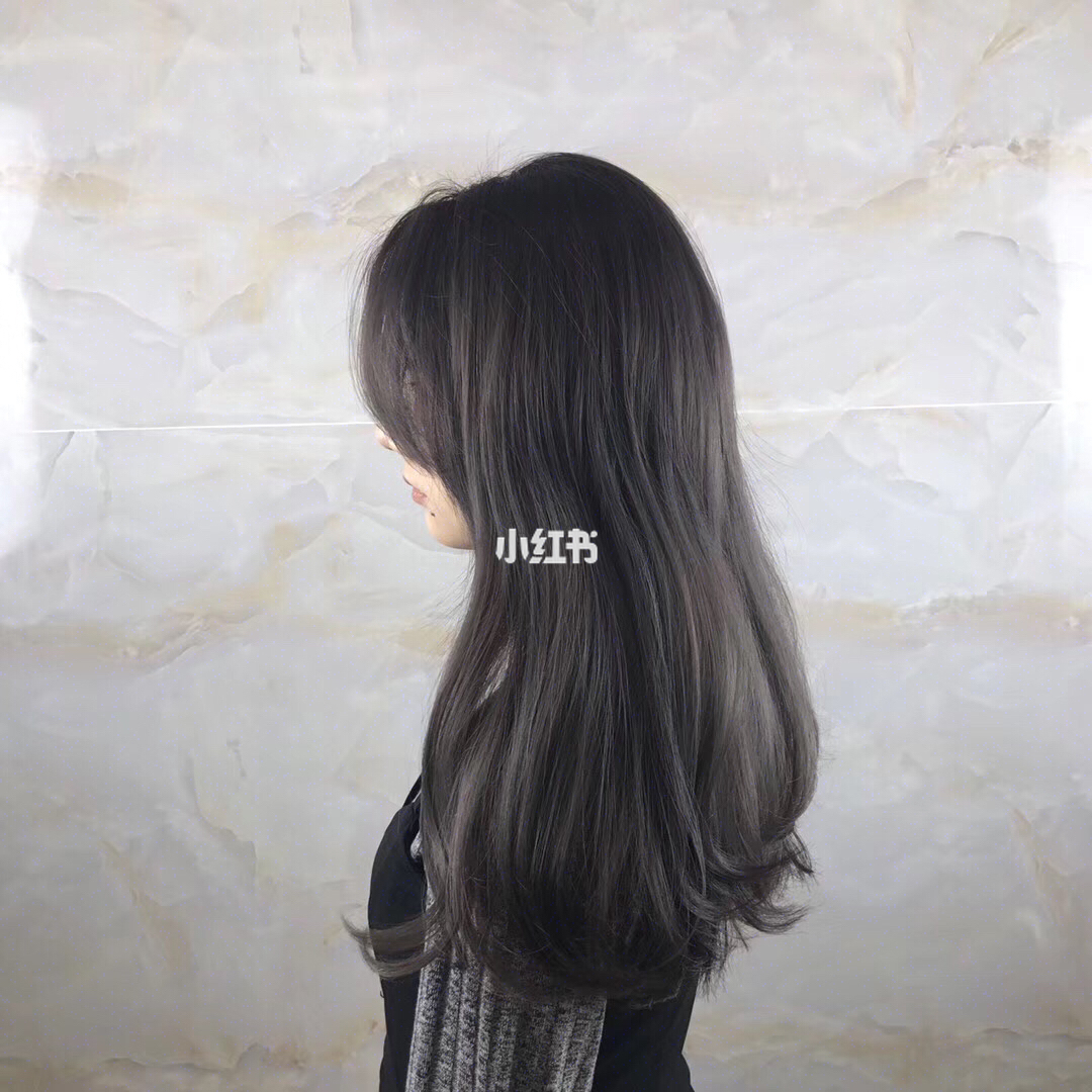 灰色系头发让你白三度 灰色是介于黑和白之间的一系列颜色,可以大致分