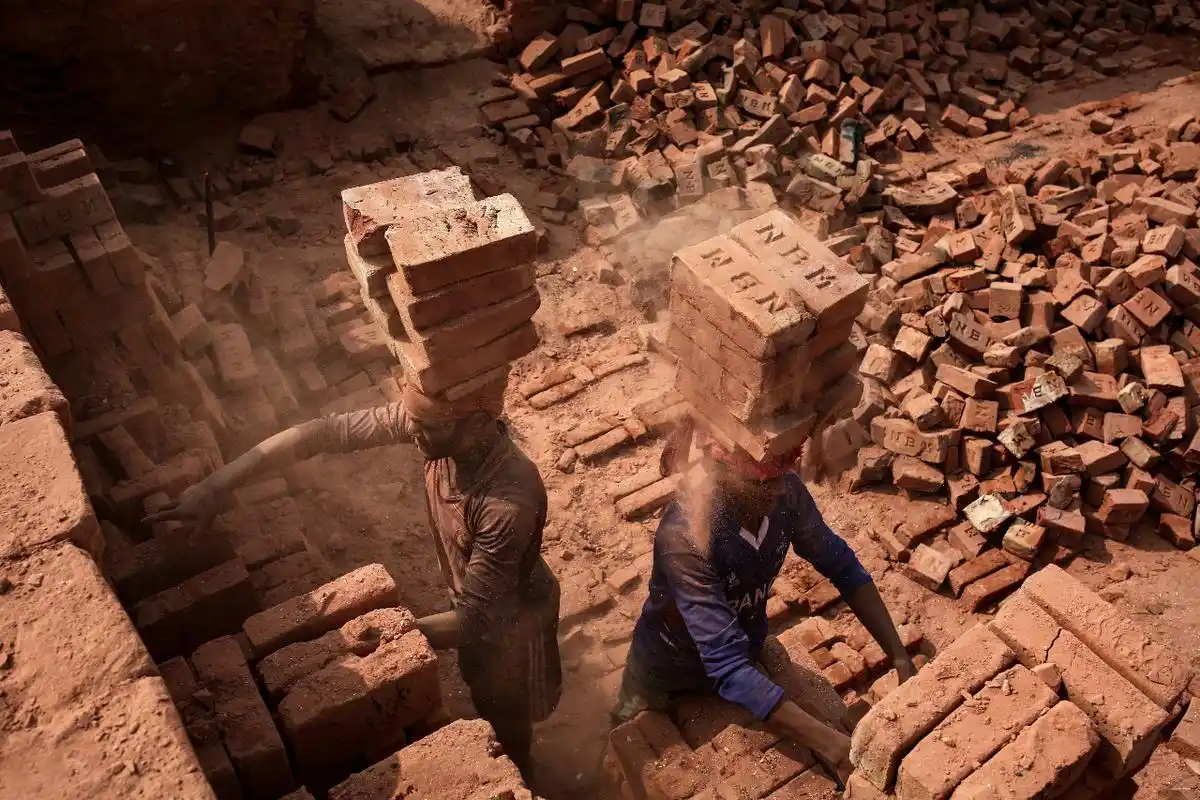 镜头下的孟加拉 搬砖工人的艰苦生活 头顶砖块负重前行