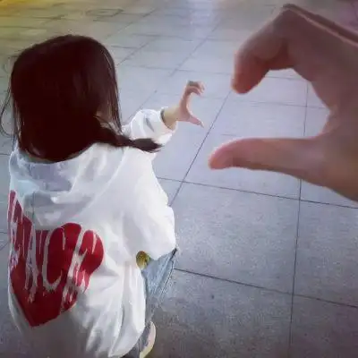 情侣头像一左一右比心 超火高清的比心情侣头像真人图片_情侣头像