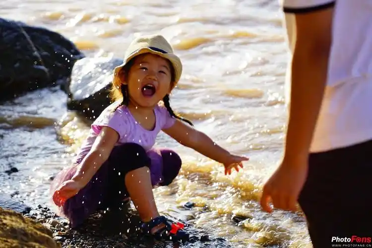 黄河边戏水的小姑娘
