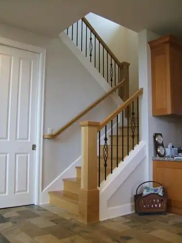 原木质台阶白色墙面楼梯装修效果图