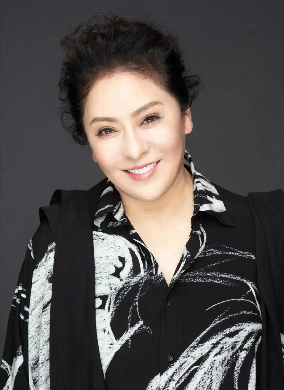 向太陈岚发年轻时候老照片,网友笑侃:比儿媳郭美女还美_女强人_向佐