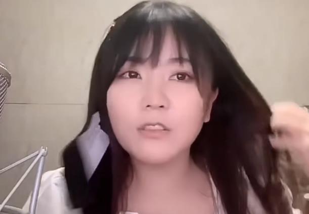 一条小团团素颜出镜,弹幕都在刷什么?这算直播事故吗?