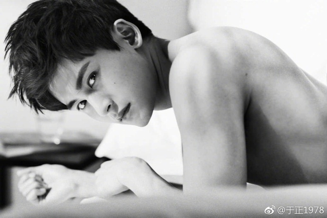 张哲瀚穿背心肌肉尽显 荷尔蒙气息爆棚_新浪图片