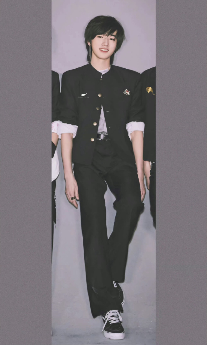 宋亚轩荧光绿衬衣#这肩膀,这大长腿,宋亚轩天生衣服架子!身材绝咀子