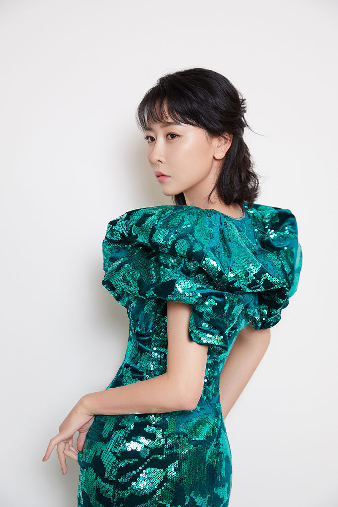 毛俊杰复古写真冷艳华贵 深v绿裙演绎摩登女郎