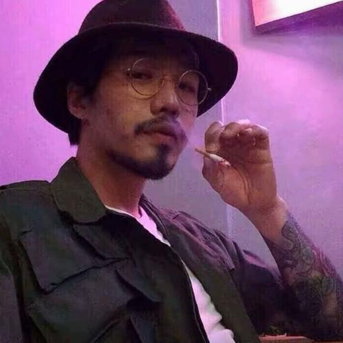 80后大叔抽烟头像 微信头像图片大全 -【爱个性】