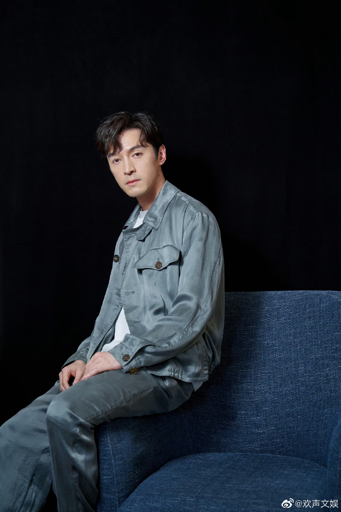 胡歌灰绿色套装##胡歌灰绿色缎面西装