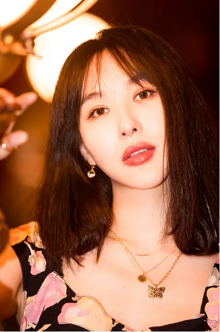 黄晓明前女友李菲儿机场走光?她写真雪肤娇嫩身材火辣_杨颖_肌肤_凹凸