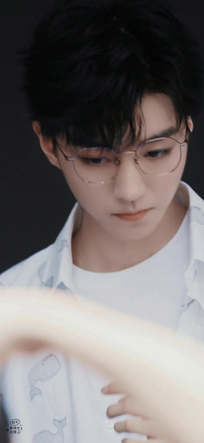 王俊凯 白衬衫#王俊凯白衬衫配上金丝眼镜的斯文败类感 超苏的k男友