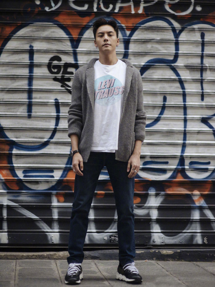 陈伟霆在巴黎街头 演绎香奈儿的早春度假时尚 帅气撩人