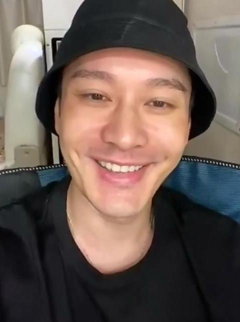 黄晓明晒素颜照片,回应网友争议颜值差距大,对此你怎么看?