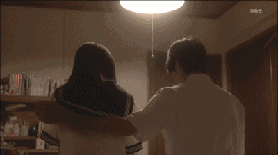 帅哥美女拥抱推开gif动图_动态图_表情包下载_soogif