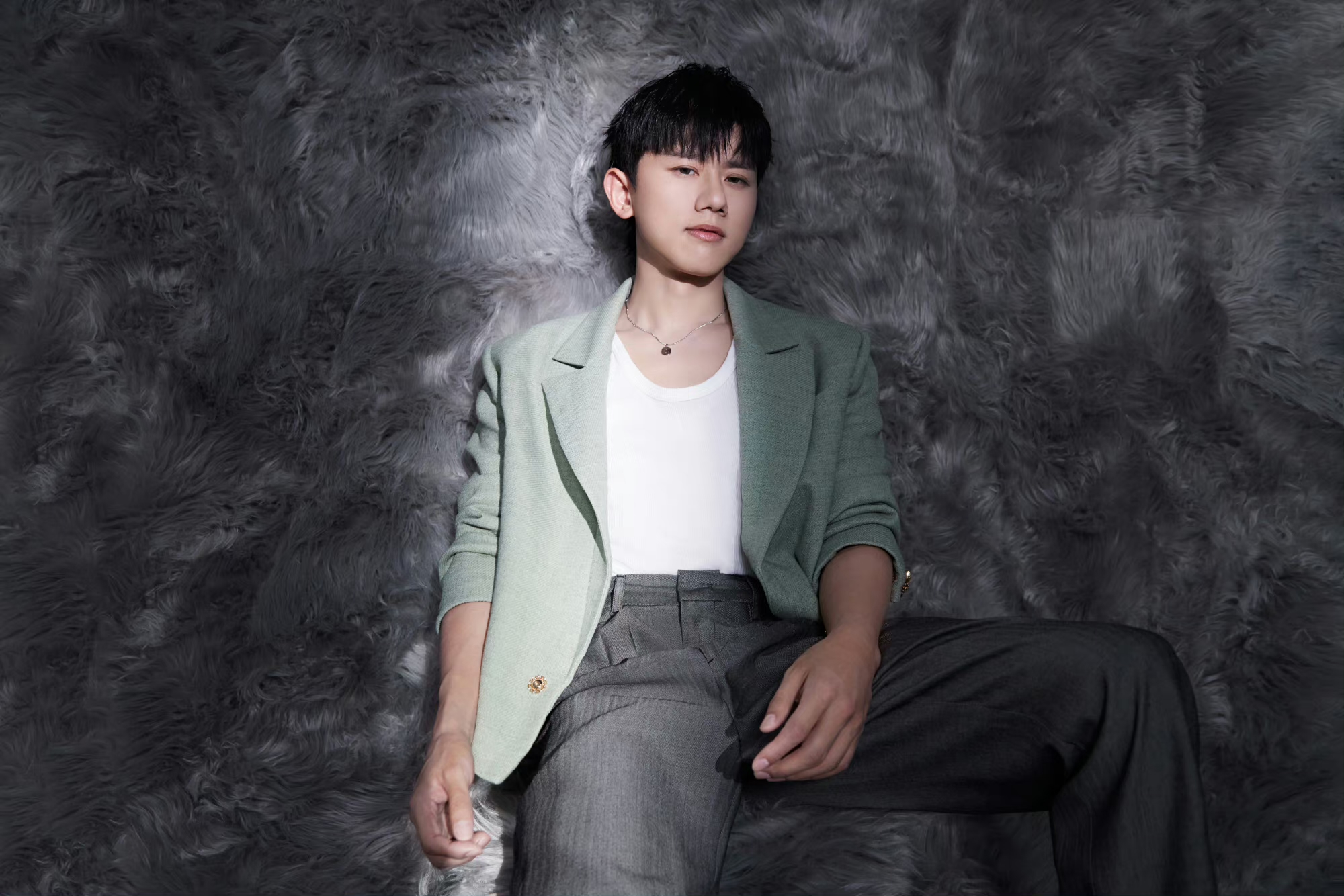 张杰绿西装清爽干净,帅气十足