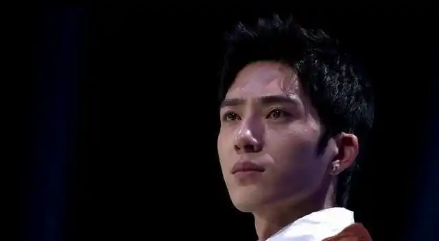 井柏然:60岁奶奶捡废品养他28年,红了不忘本,给奶奶买千万豪宅