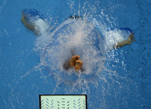 图文跳水世界杯男子三米板何冲夺冠入水瞬间