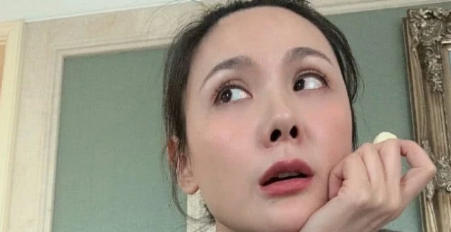 程丽莎放飞自我晒生吃大蒜素颜照,搞怪表情逗趣十足