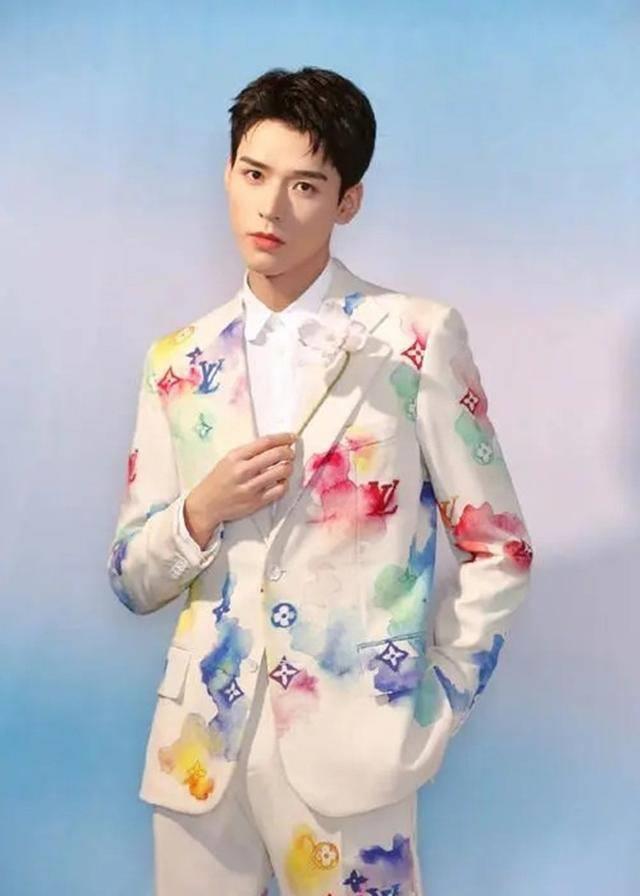 龚俊四个月三组不同风格时尚大片,可酷可真可暖,你喜欢的他都有_眼神