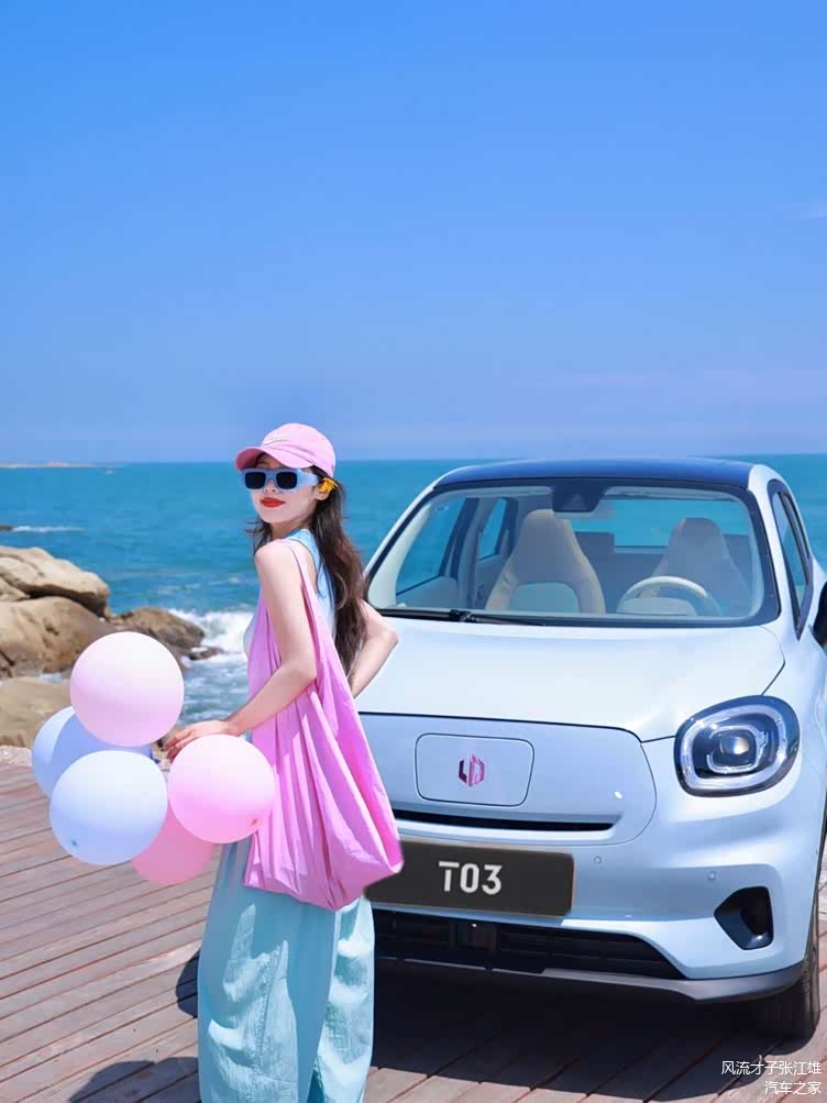 街拍名车零跑t03养眼美女夏日降温广汽埃安真人顶水果太喜感