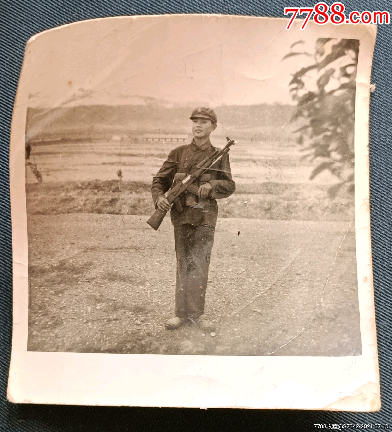 七十年代老照片站岗留影