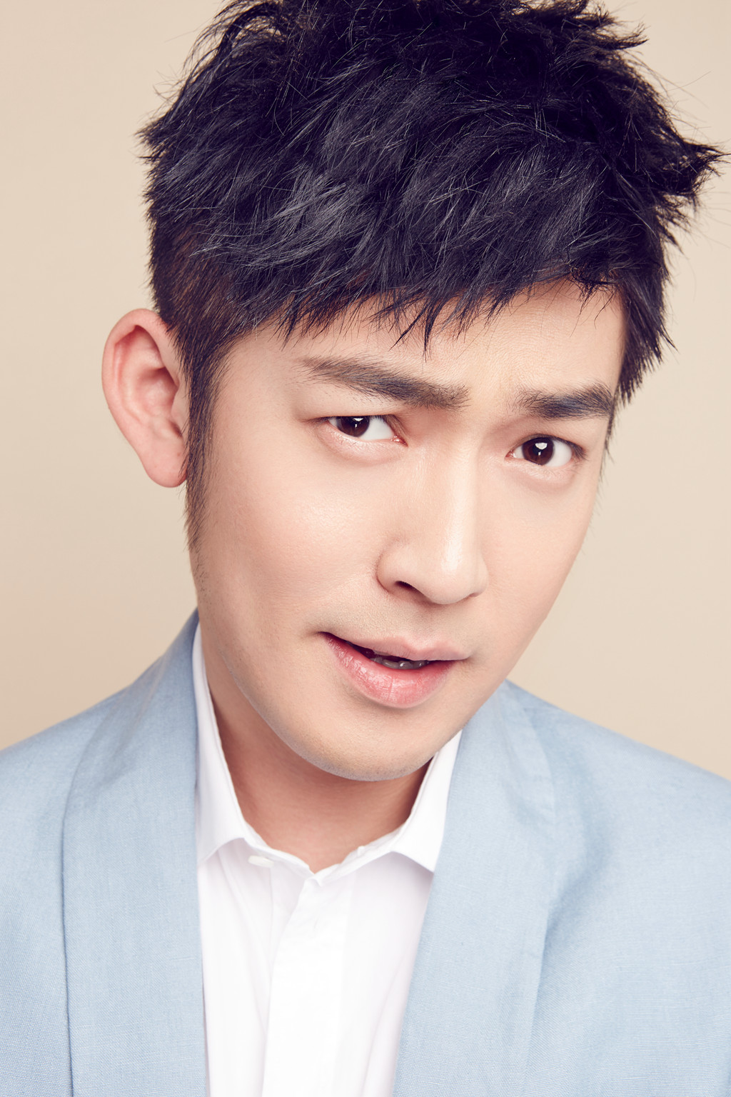 张博夏日时尚大片曝光 颠覆以往形象尽显反差萌