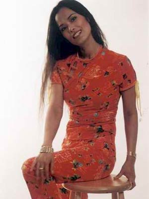 韦唯扬帆启航拍片忙 静享海岸心醉美景(图)