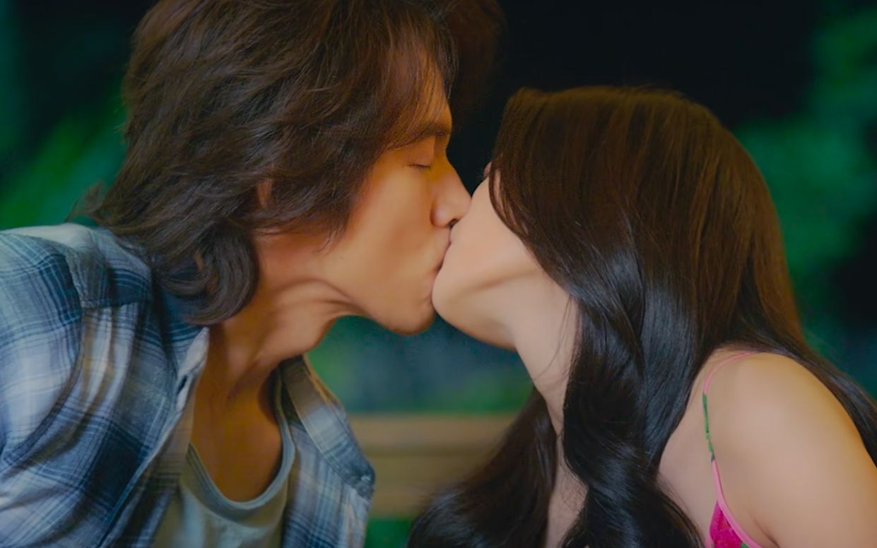 言承旭按头猛亲何冉,吻戏画面溢出屏幕,嘴都亲肿了