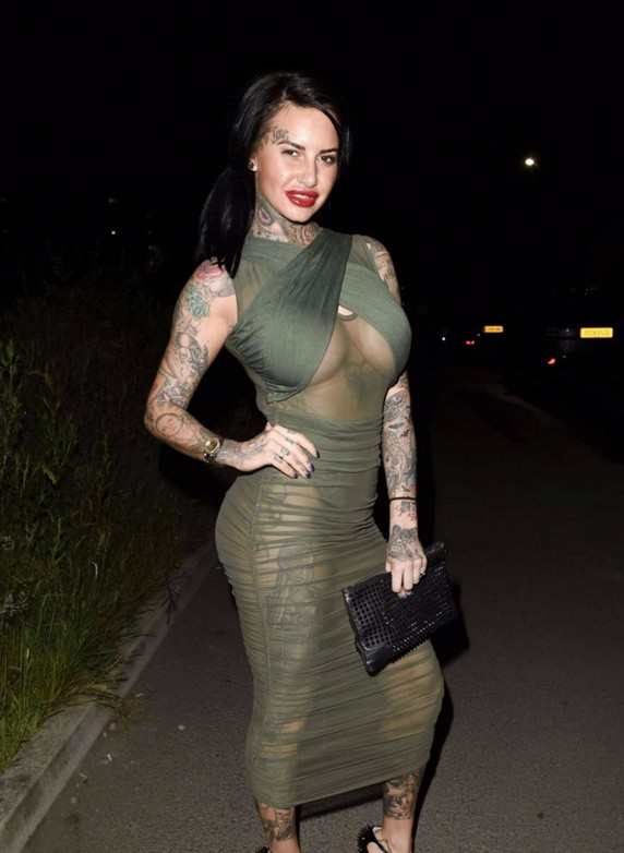 英国女明星杰玛·露西穿"蚊帐"外出,网友:敢去印度走一圈吗?