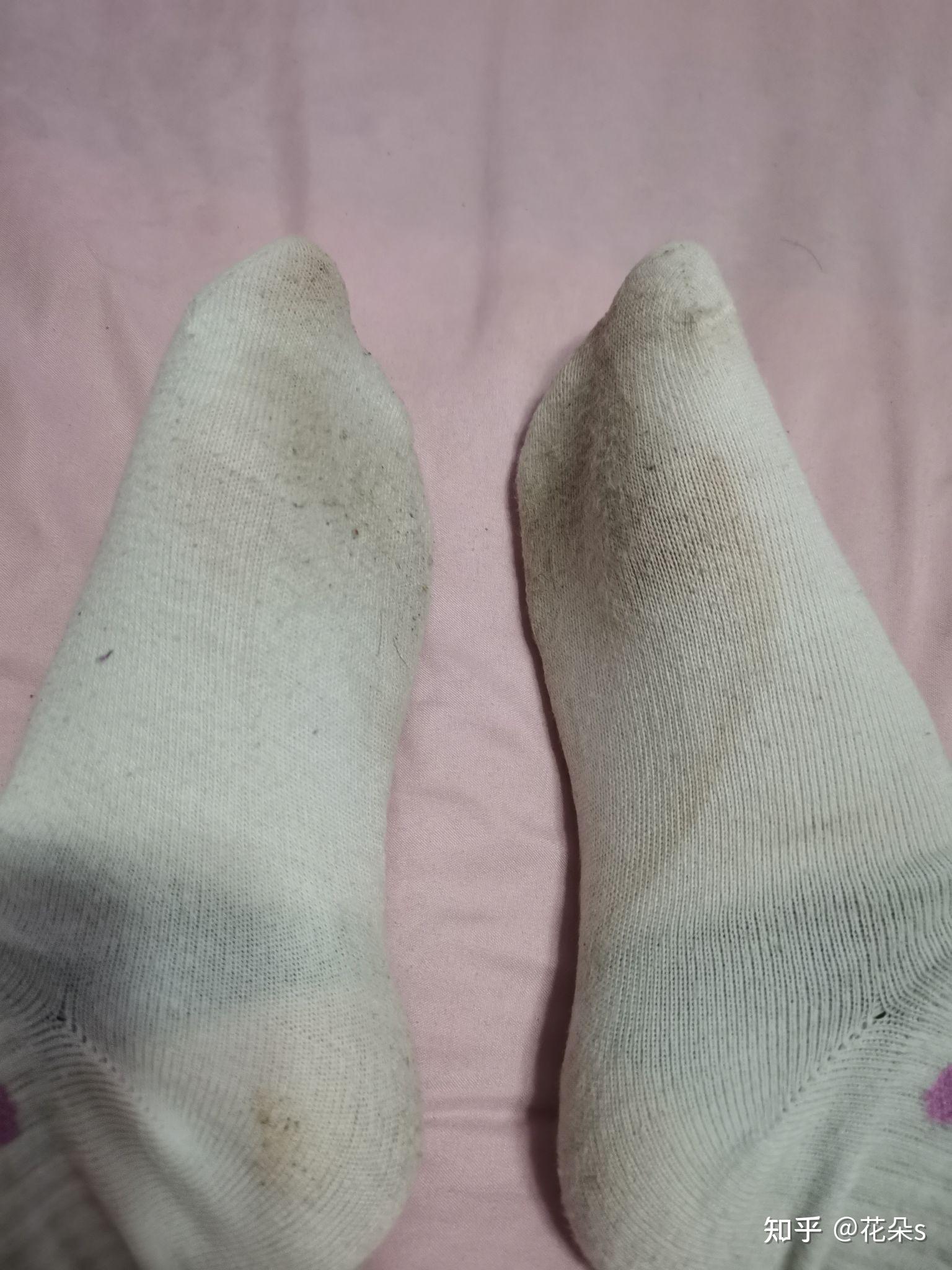 女生能把白棉袜穿变色吗? - 知乎